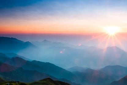 cloudscape_mountains_sunrise_sunset_gettyimages-154422931